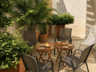 Luxury 2BR inside Old City, Private patio, AC, 2 Pools & parking - 9