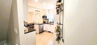 Cozy and Elegant 4BR Retreat, Entire House, King Bed, Airport, Ring Road, Games - 2