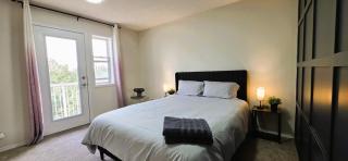 Cozy and Elegant 4BR Retreat, Entire House, King Bed, Airport, Ring Road, Games - 1