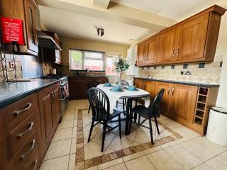 4BR House Free Parking Sleeps 7 Wolverhampton - 1