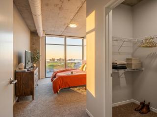 Flats DT Balcony Dog Park On-site Parking - 5