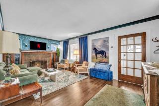 Hot Tub - Game Room - Chic & Spacious - Sleeps 10 - 1