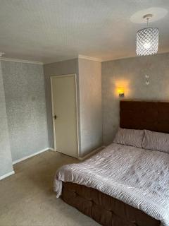 Spacious 2 bedroom home with garden - 8