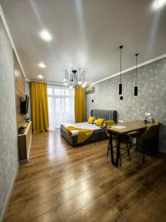 LUX Large Yellow Apartment - 7
