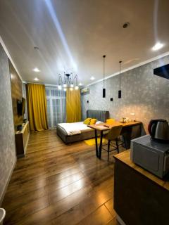 LUX Large Yellow Apartment - 9