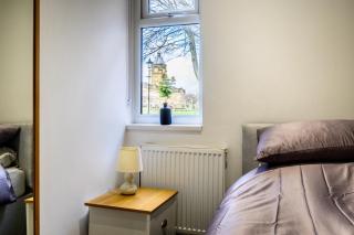 Comfortable 2 Bed Home in Batley - Sleeps 3 - 9