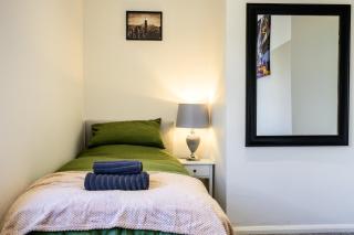 Comfortable 2 Bed Home in Batley - Sleeps 3 - 8