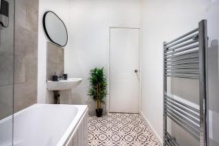 Comfortable 2 Bed Home in Batley - Sleeps 3 - 2