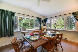 Deck & Stunning Views! Family Getaway in Hamilton - 9