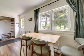 Deck & Stunning Views! Family Getaway in Hamilton - 4