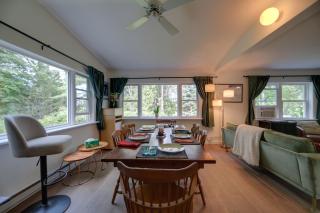 Deck & Stunning Views! Family Getaway in Hamilton - 3