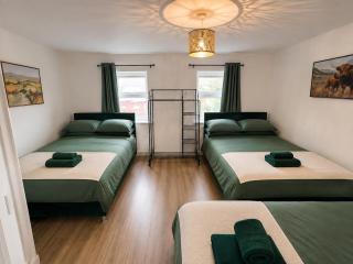 4BR Group Stay for 12 - Garage & 3 Bathrooms - 8
