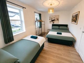 4BR Group Stay for 12 - Garage & 3 Bathrooms - 9
