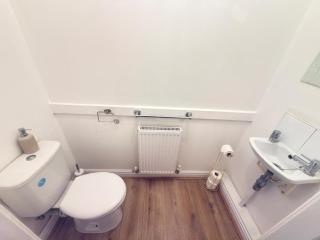 4BR Group Stay for 12 - Garage & 3 Bathrooms - 4