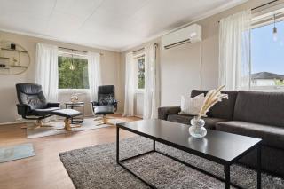 Live Like a Local in Leknes, Sleeps 6, Free Parking - 3