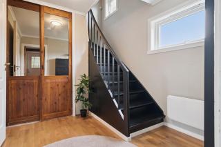 Live Like a Local in Leknes, Sleeps 6, Free Parking - 2