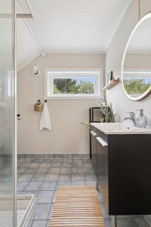 Live Like a Local in Leknes, Sleeps 6, Free Parking - 1