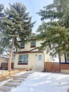 Walk to Whitehorn Station Garage Sleeps 6 - 7