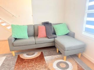 Walk to Whitehorn Station Garage Sleeps 6 - 3