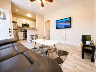 Modern Stay Near Downtown & Naval Base - 8