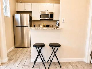 Modern Stay Near Downtown & Naval Base - 9