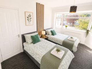 Stylish 3BR Home Near NEC, BHX, HS2 JLR - 0