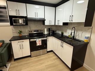 Private Entire Suite in South East 5mins to South Health Campus, 1bed 1 bath and kitchen - 9