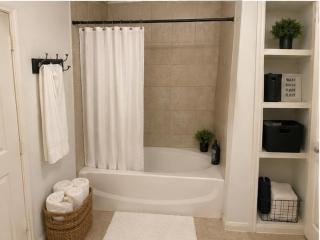 Kingsize Master Room Private bath WiFi - 7