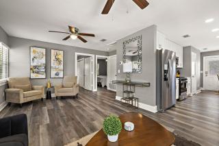 Charming Bungalow - Walk to Georgetown Square - 4