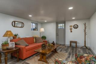 The Center Street Hideaway- Private Basement Suite - 5