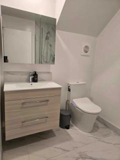 Spacious Central Townhouse - 8