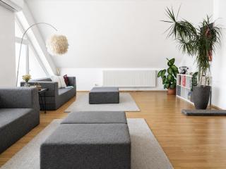 Urban Haven - Spacious 4BR Apartment for Groups and Families with Free Parking and Self Check-in - 3