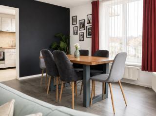 Urban Haven - Spacious 4BR Apartment for Groups and Families with Free Parking and Self Check-in - 4
