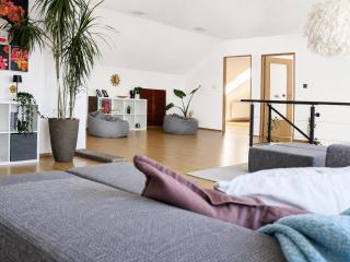 Urban Haven - Spacious 4BR Apartment for Groups and Families with Free Parking and Self Check-in - 1