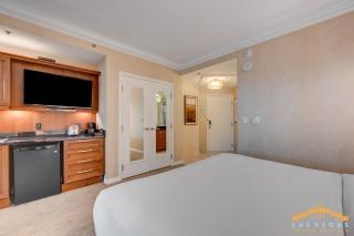 MGM Signature-23-619 Strip View Jacuzzi Studio - 2