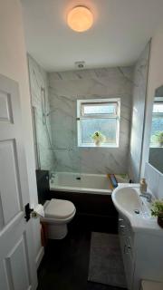 The Modern Retreat 3 Bed 2 Bath Parking - 9
