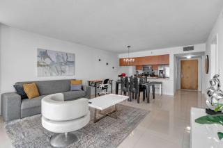 Chic City Condo with Pool & Gym - 8