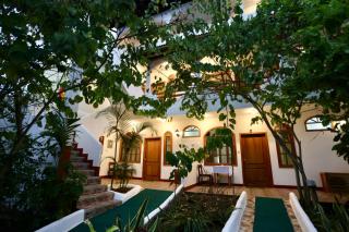 La Perla Hotel - 0
