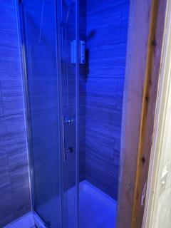 En-suit Double Bedroom in Armley Leeds - 6