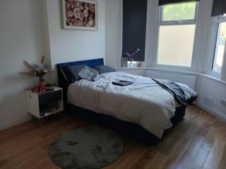 Stylish 3BR House Near Central London - 9