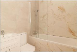 Stylish 3BR House Near Central London - 8