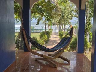 Private oceanfront retreat with tropical garden - 9