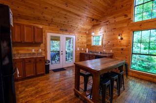 Rosebud Hot Tub WiFi 2 Min Gorge Underground 6 Min to Natural Bridge State Park - 1