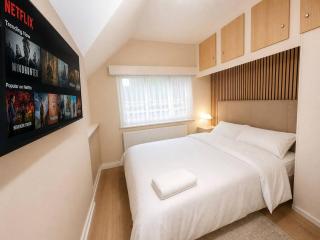 Whole 4 Bedroom Home, Sleeps Up to 12 - 6