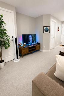 Luxury 2 bed walkout suite near Calgary YYC airport - 7
