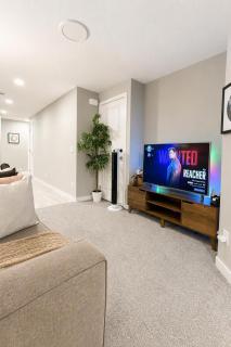 Luxury 2 bed walkout suite near Calgary YYC airport - 8