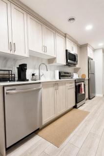Luxury 2 bed walkout suite near Calgary YYC airport - 3