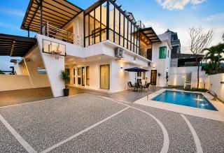 Ipoh Lahat Mines Private Pool Lake Villa by IWH Suites - Lahat - 0