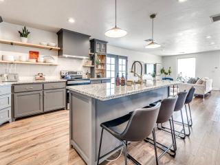 Casa Rivera Spotless Pet Friendly Home 8 Min to Downtown - 8
