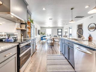Casa Rivera Spotless Pet Friendly Home 8 Min to Downtown - 1